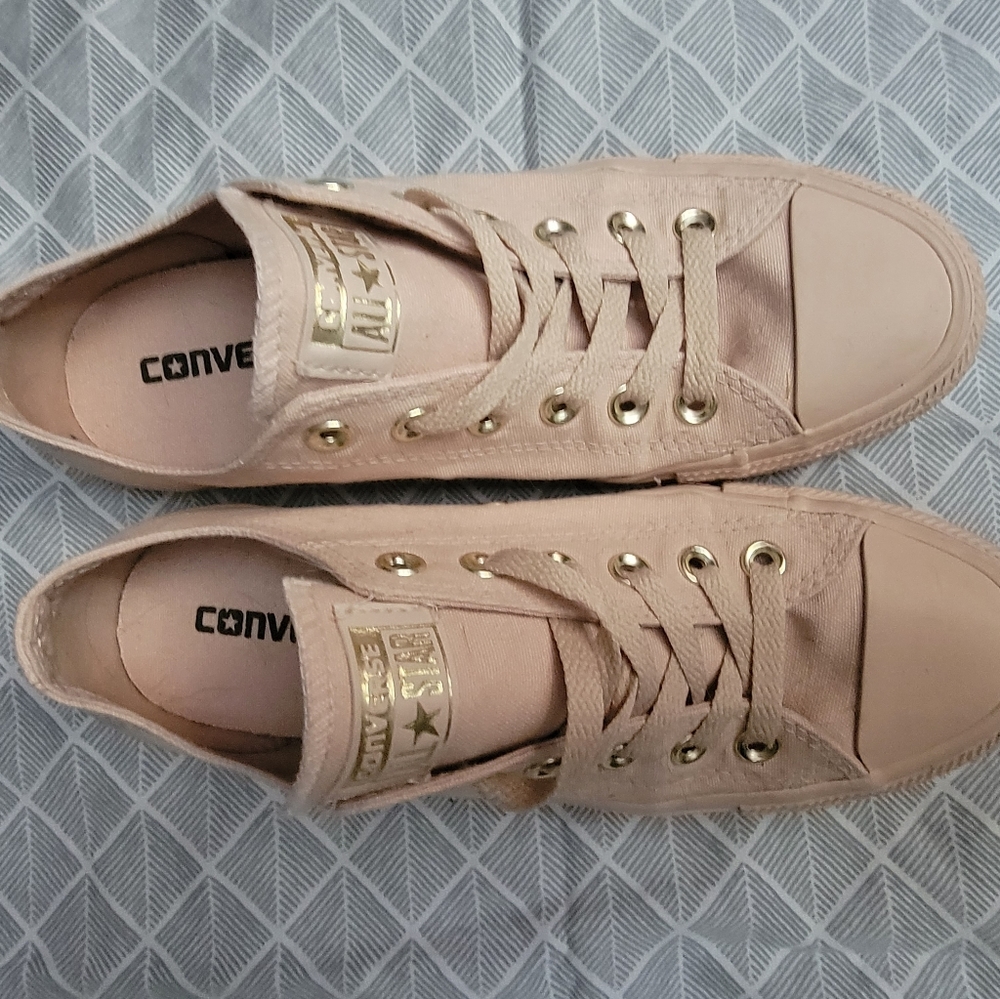 Mono pink Converse